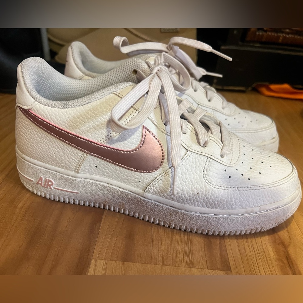 Nike Kids White and Pink Sneakers Size 6y // 7.5 W
